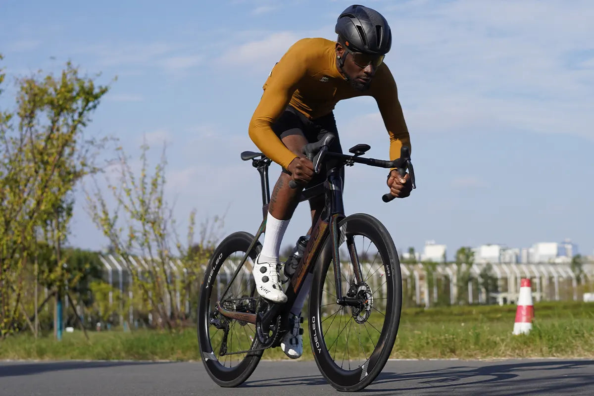 Rider sprinting on Yoeleo carbon bicycle