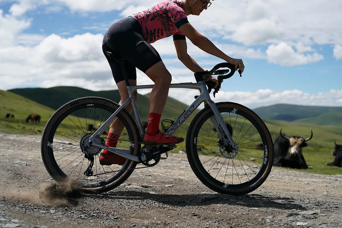 Yoeleo Altera G21 on gravel track