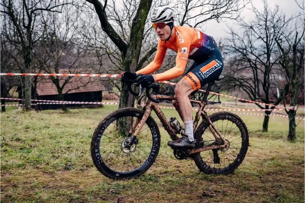 Altera G21 carbon gravel frame racing on loose gravel