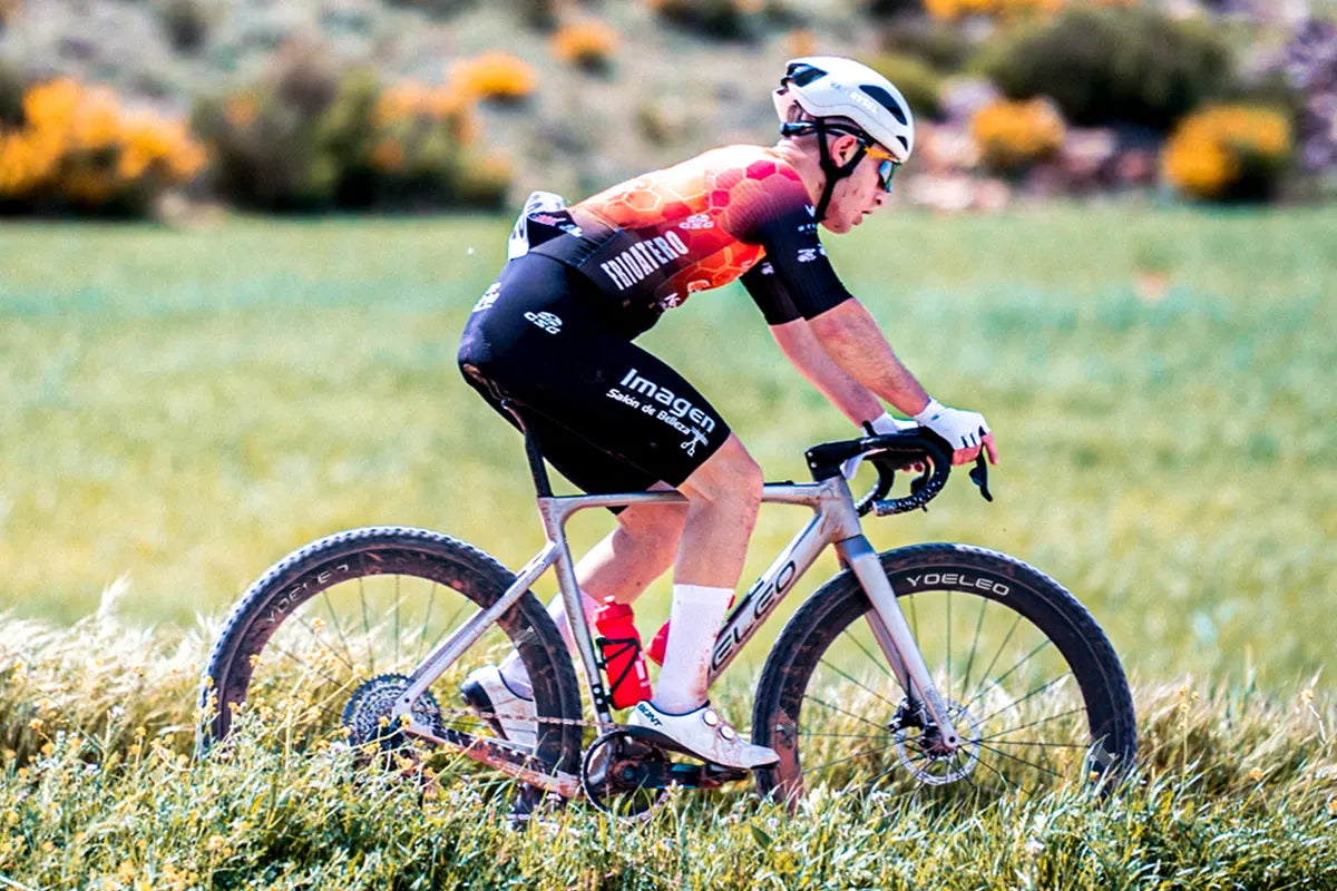 Rider in a gravel race using Yoeleo Altera G21