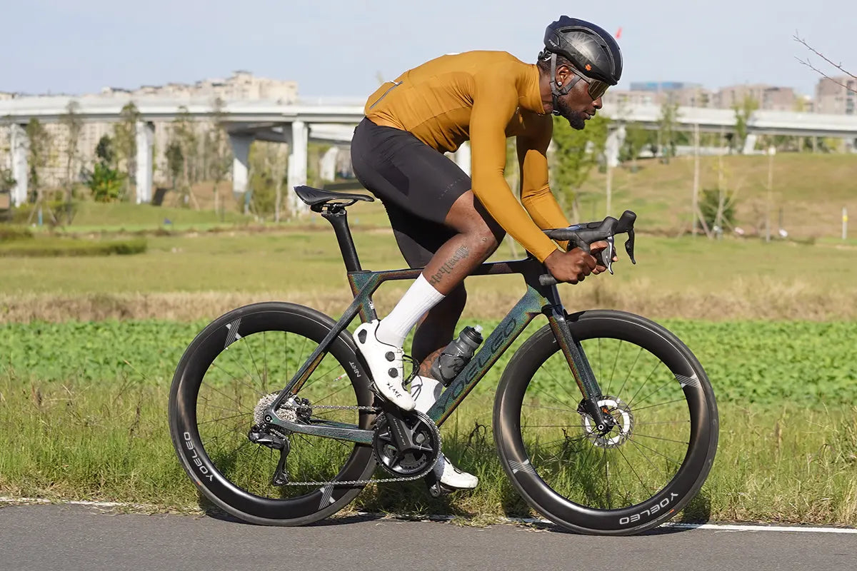 Rider sprinting on Yoeleo NxT SL2 C50